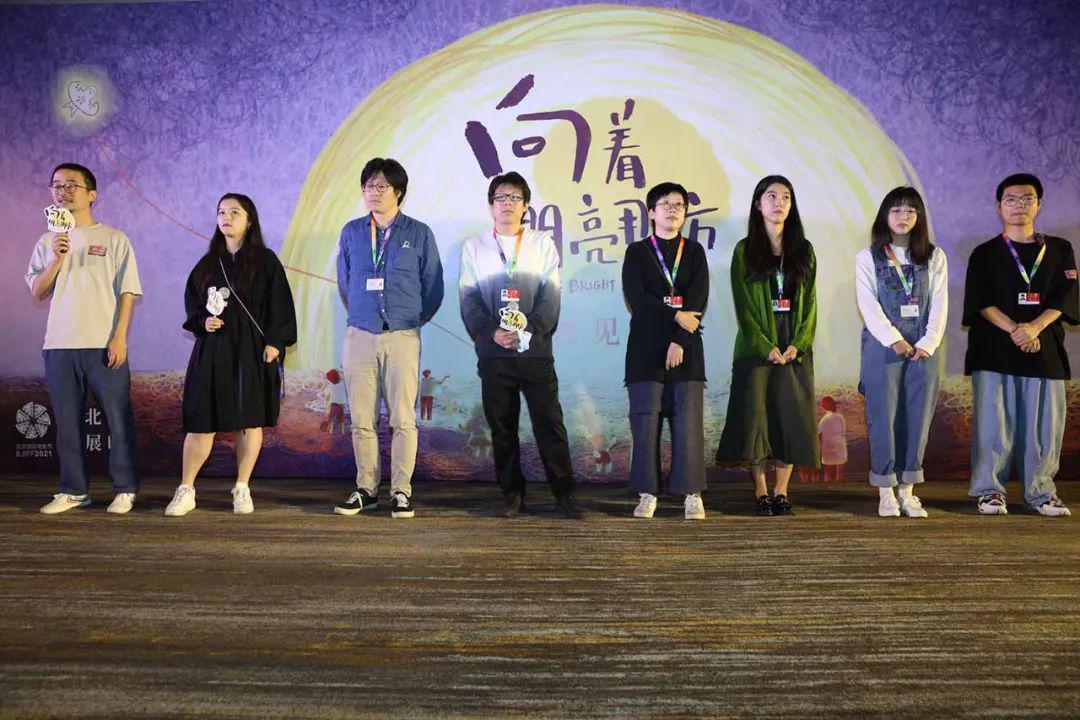 被催公映的《向着明亮那方》，“惊喜”的不止“超前”观影