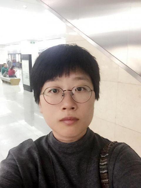 在首部绘本电影《向着明亮那方》中，这个爱逛小摊的导演寻找糖水背后的人生