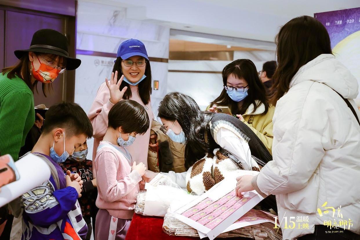 首部原创绘本电影《向着明亮那方》首映，用国风美学守护童真