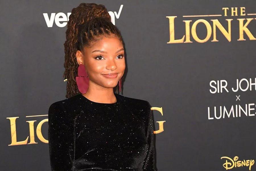 别再吐槽《小美人鱼》黑人女主！人家凭借红毯上的美貌，上热搜了