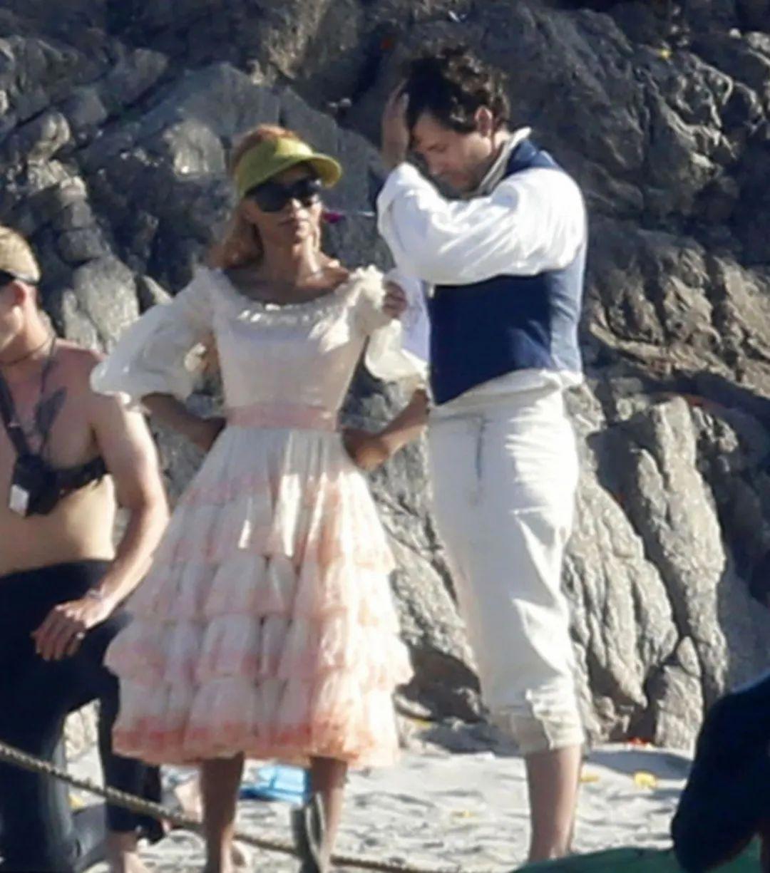 《小美人鱼》黑人女主穿连衣裙现身！表情自信，无惧舆论晒自拍