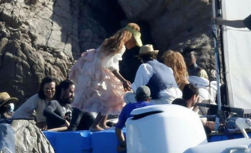 《小美人鱼》黑人女主穿连衣裙现身！表情自信，无惧舆论晒自拍