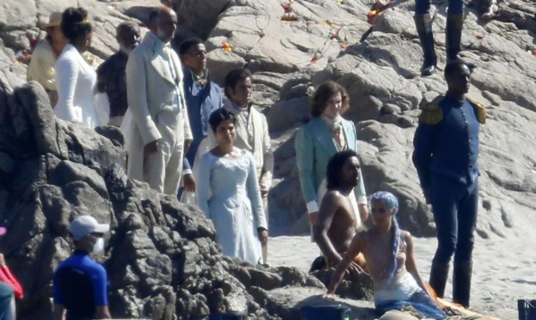 《小美人鱼》黑人女主穿连衣裙现身！表情自信，无惧舆论晒自拍