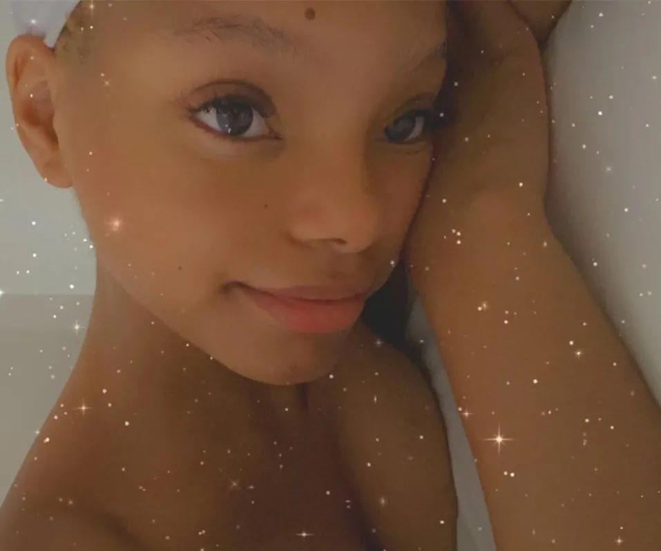 《小美人鱼》黑人女主穿连衣裙现身！表情自信，无惧舆论晒自拍