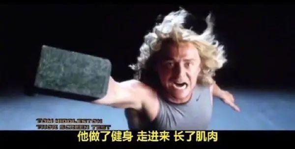 《小美人鱼》黑人女主穿连衣裙现身！表情自信，无惧舆论晒自拍