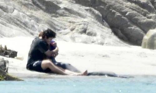 《小美人鱼》片场照曝光！黑人爱丽儿拯救白人王子，影迷吐槽不断