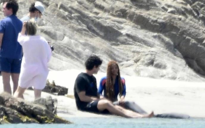 《小美人鱼》片场照曝光！黑人爱丽儿拯救白人王子，影迷吐槽不断