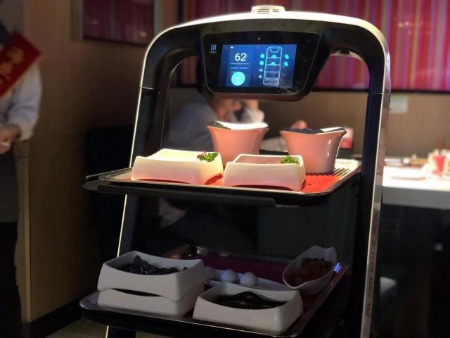 4年前火爆入市，如今多家机器人餐厅关张，仅一家营业，餐厅服务要“科技”还要“温度”