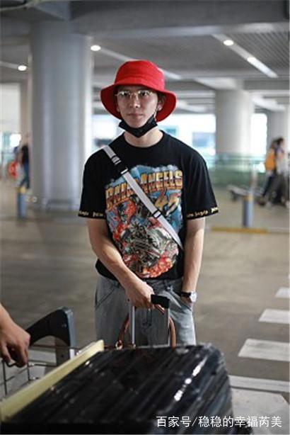 王嘉现身机场，他戴着小红帽，穿着动漫黑T显宅男属性