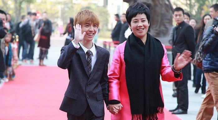 那个一手捧红虞书欣、胡一天的女人，也曾跟郭敬明手牵手