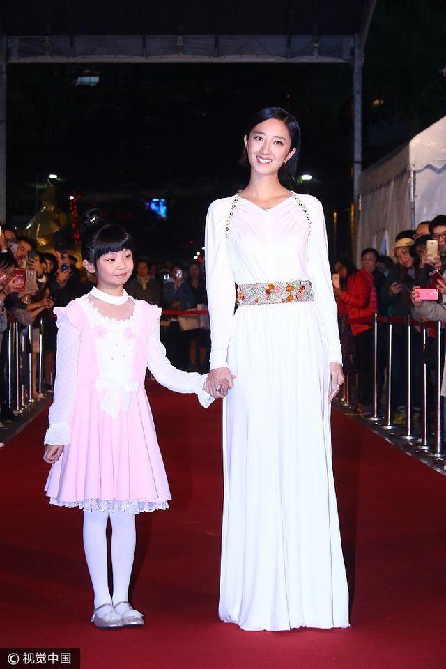 54届金马奖动画电影《幸福路上》首映桂纶镁白裙优雅似女神