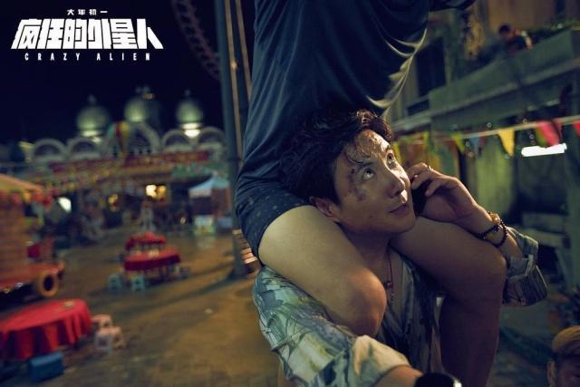 谁说《疯狂外星人》拿观众当猴耍？看懂这部荒诞片是现代人生存素养