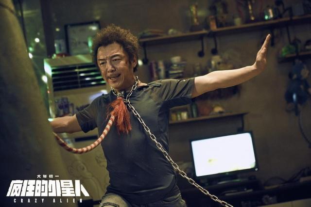 谁说《疯狂外星人》拿观众当猴耍？看懂这部荒诞片是现代人生存素养