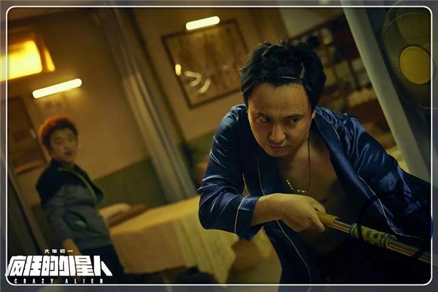 《疯狂外星人》：科幻外衣下的荒诞幽默，也是小人物的黑色喜剧！