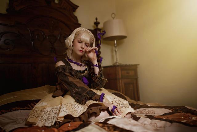 意大利可爱妹子扮演《死亡爱丽丝》睡美人！COS美不美主要看气质