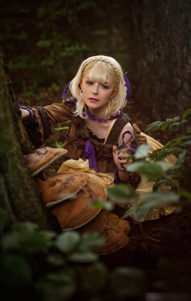 意大利可爱妹子扮演《死亡爱丽丝》睡美人！COS美不美主要看气质