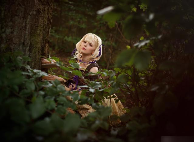 意大利可爱妹子扮演《死亡爱丽丝》睡美人！COS美不美主要看气质