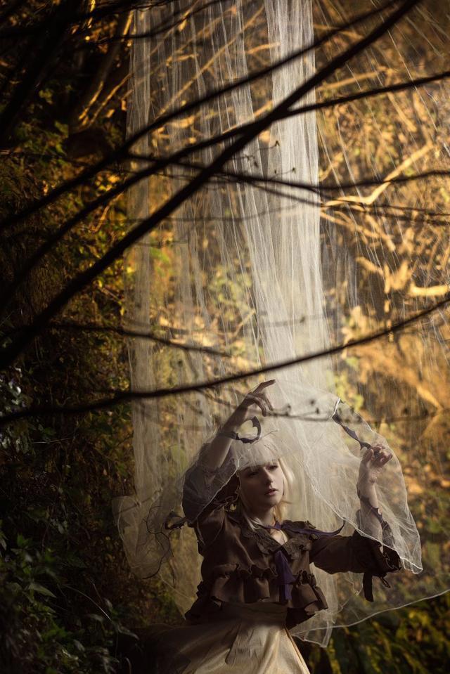 意大利可爱妹子扮演《死亡爱丽丝》睡美人！COS美不美主要看气质