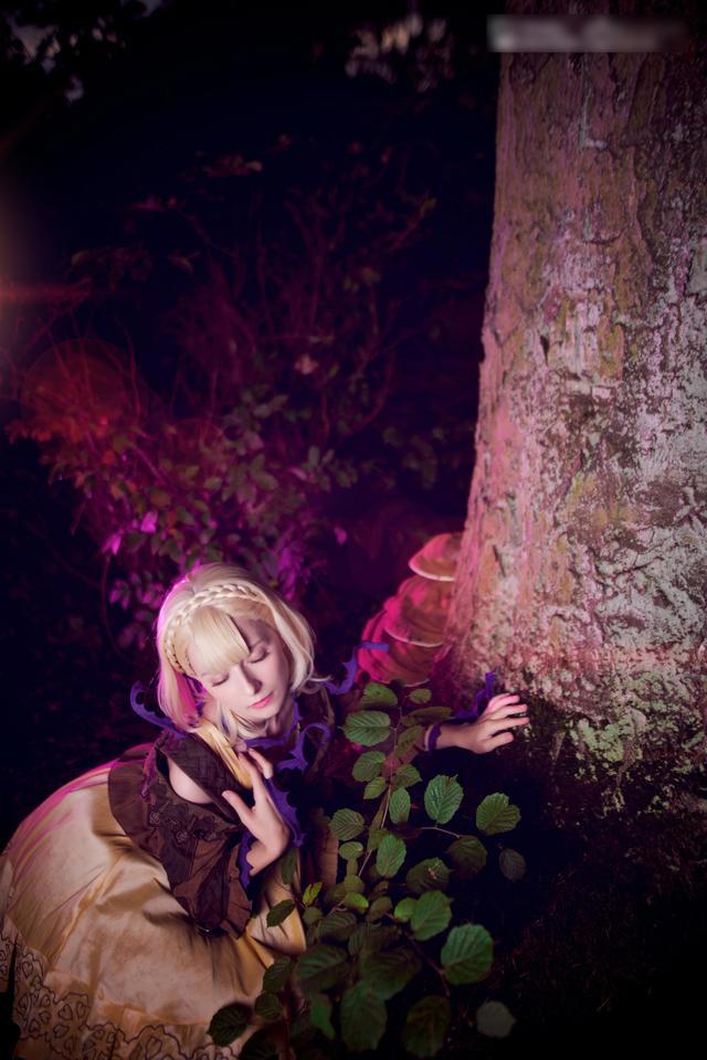 意大利可爱妹子扮演《死亡爱丽丝》睡美人！COS美不美主要看气质