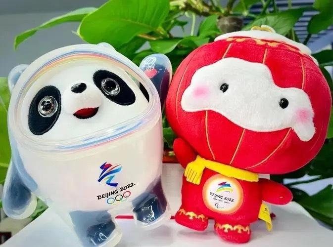 卑微雪容融求关爱，粉丝与冰墩墩拍照留念，却忘记了雪容融