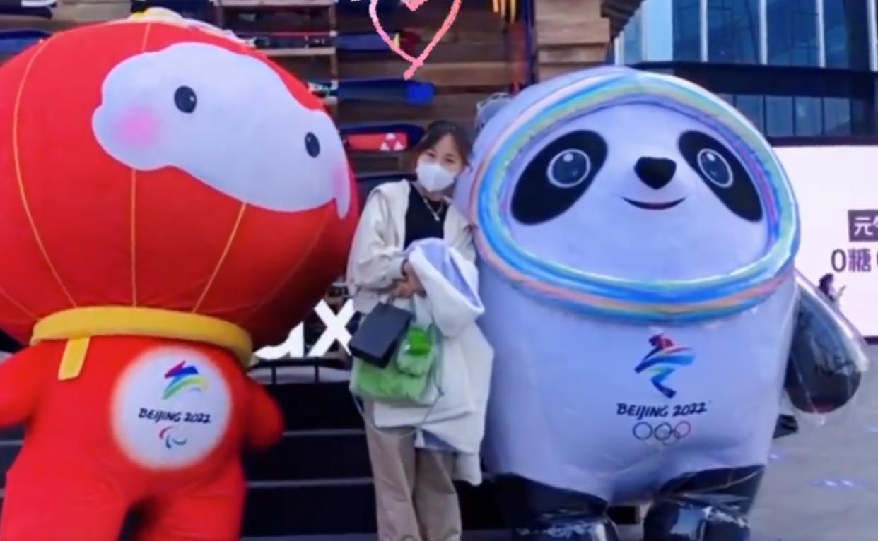 卑微雪容融求关爱，粉丝与冰墩墩拍照留念，却忘记了雪容融