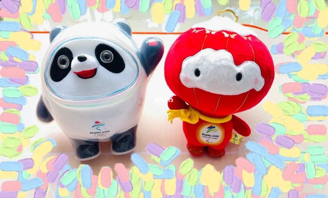 卑微雪容融求关爱，粉丝与冰墩墩拍照留念，却忘记了雪容融