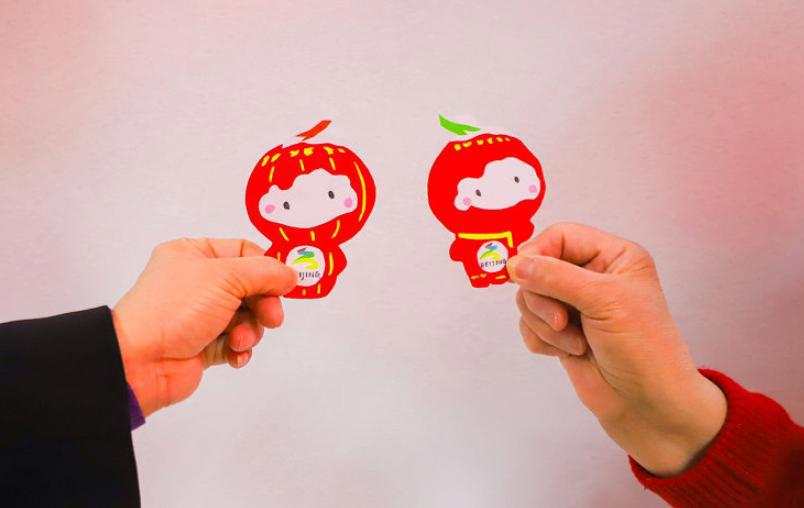 卑微雪容融求关爱，粉丝与冰墩墩拍照留念，却忘记了雪容融