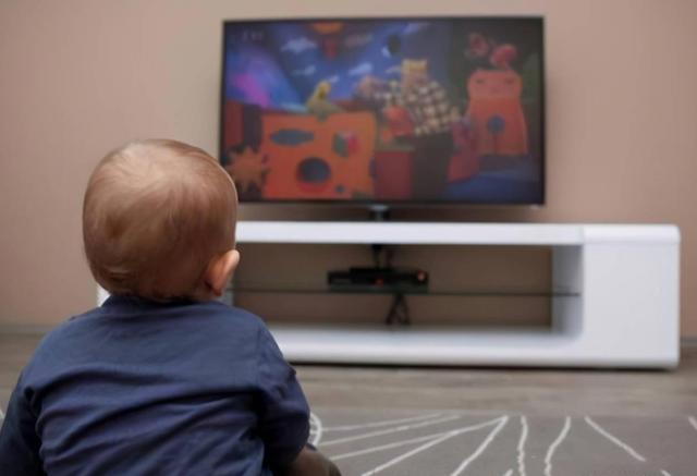 在3岁前看电视与不看电视的孩子，长大后差距很大，家长别不在意