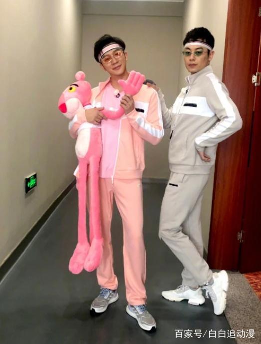 李晨为爱痴迷粉色，发文晒照一身粉红被指隔空示爱范冰冰