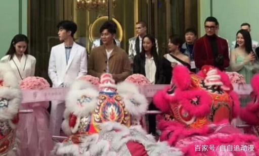 李晨为爱痴迷粉色，发文晒照一身粉红被指隔空示爱范冰冰