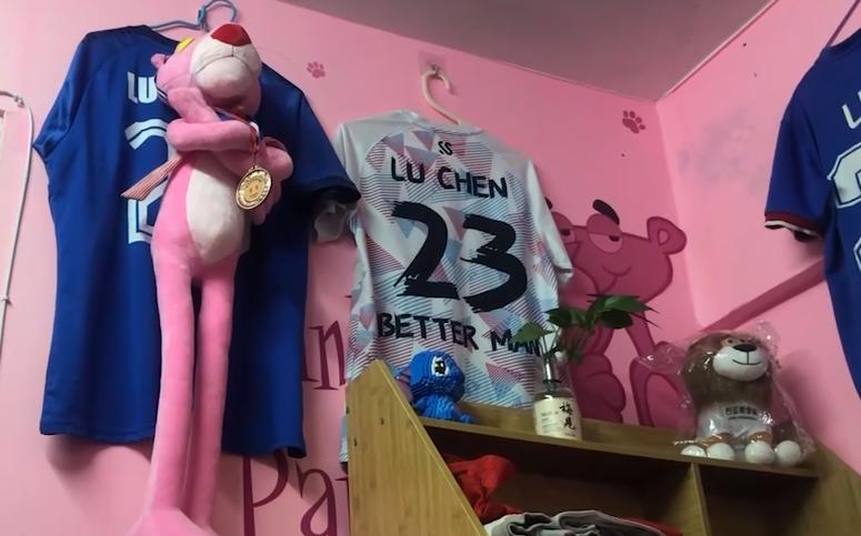 男生打造粉红豹主题宿舍，精致生活引热议，粉色从不是女生的专属