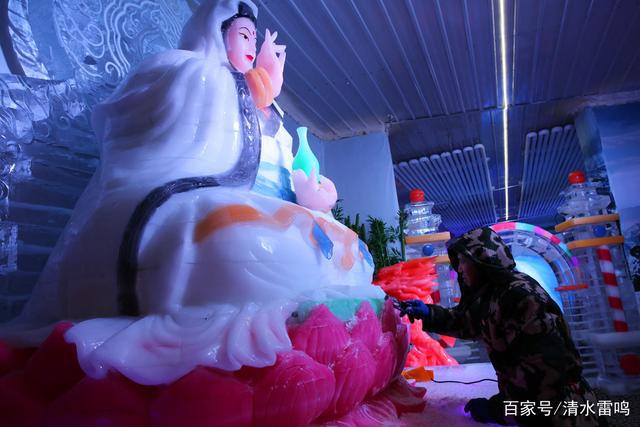 2千吨冰5千万元让地下车库变冰雪世界冰雕师每天挣1千5