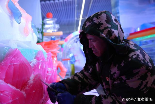 2千吨冰5千万元让地下车库变冰雪世界冰雕师每天挣1千5