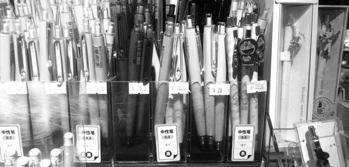 与动漫IP联名，一支中性笔售价55元！你被“文具刺客”刺到了吗