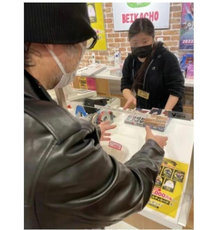 名柯作者青山刚昌到访犯泽商店，绘制柯南和小兰签绘，合影留念