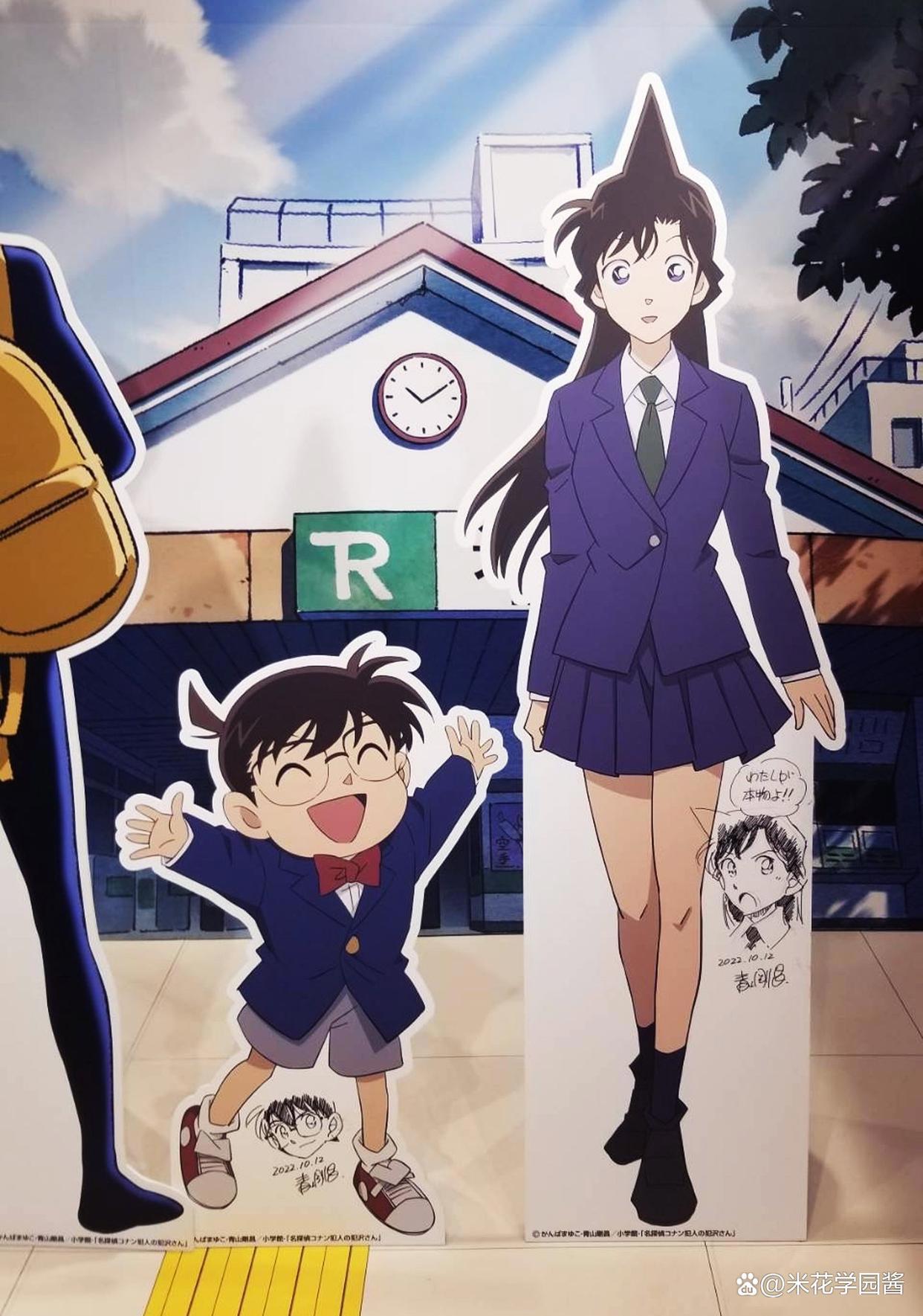 名柯作者青山刚昌到访犯泽商店，绘制柯南和小兰签绘，合影留念