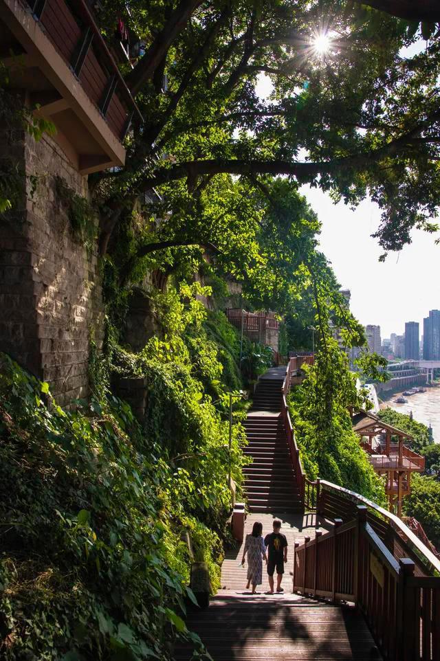 天空之城：以云端为核心，行走在三千年的渝中之美