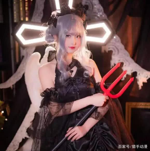 小萝莉COS黑暗洛丽塔小恶魔，恶魔叉神还原，回眸一笑让人恋爱！