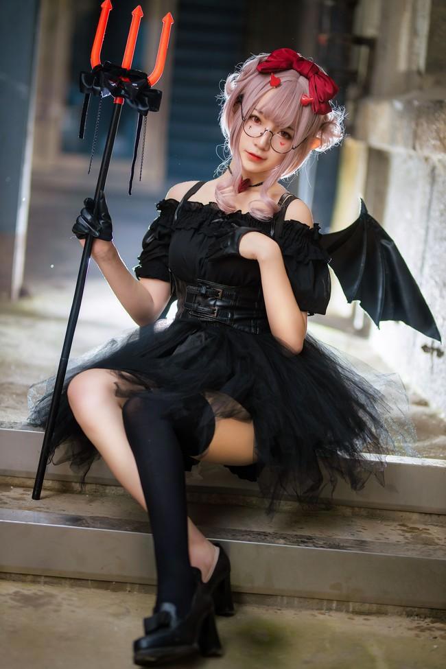 漫展上的小恶魔cos，玲珑身材美如画，网友：把心都给你