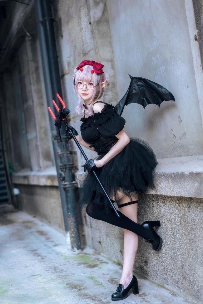 漫展上的小恶魔cos，玲珑身材美如画，网友：把心都给你