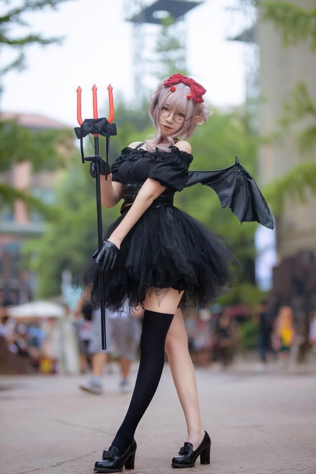 漫展上的小恶魔cos，玲珑身材美如画，网友：把心都给你