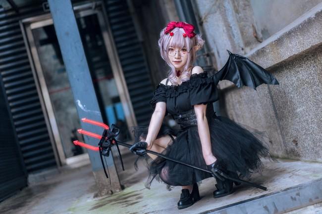 漫展上的小恶魔cos，玲珑身材美如画，网友：把心都给你