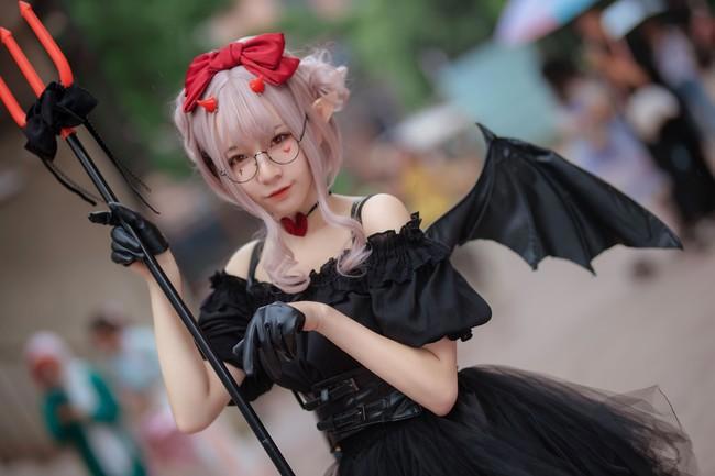 漫展上的小恶魔cos，玲珑身材美如画，网友：把心都给你