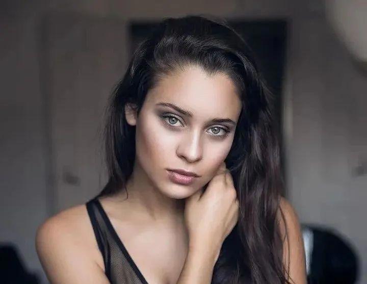 她是DC宇宙的新女神，在《X特遣队》中惊艳众人，魅力堪比小丑女