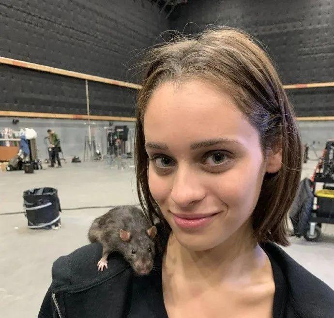 她是DC宇宙的新女神，在《X特遣队》中惊艳众人，魅力堪比小丑女