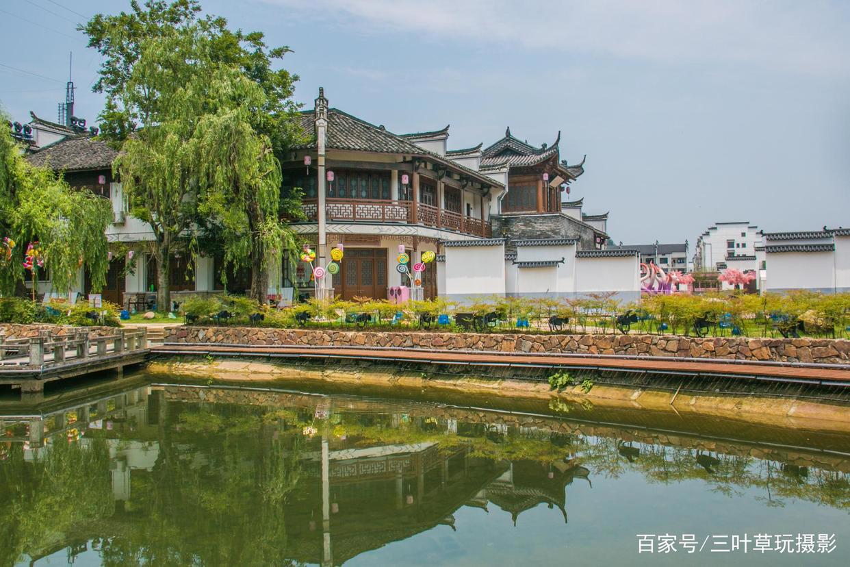 去临安河桥古镇，下车伊始就看到了《狐妖小红娘》的涂山城