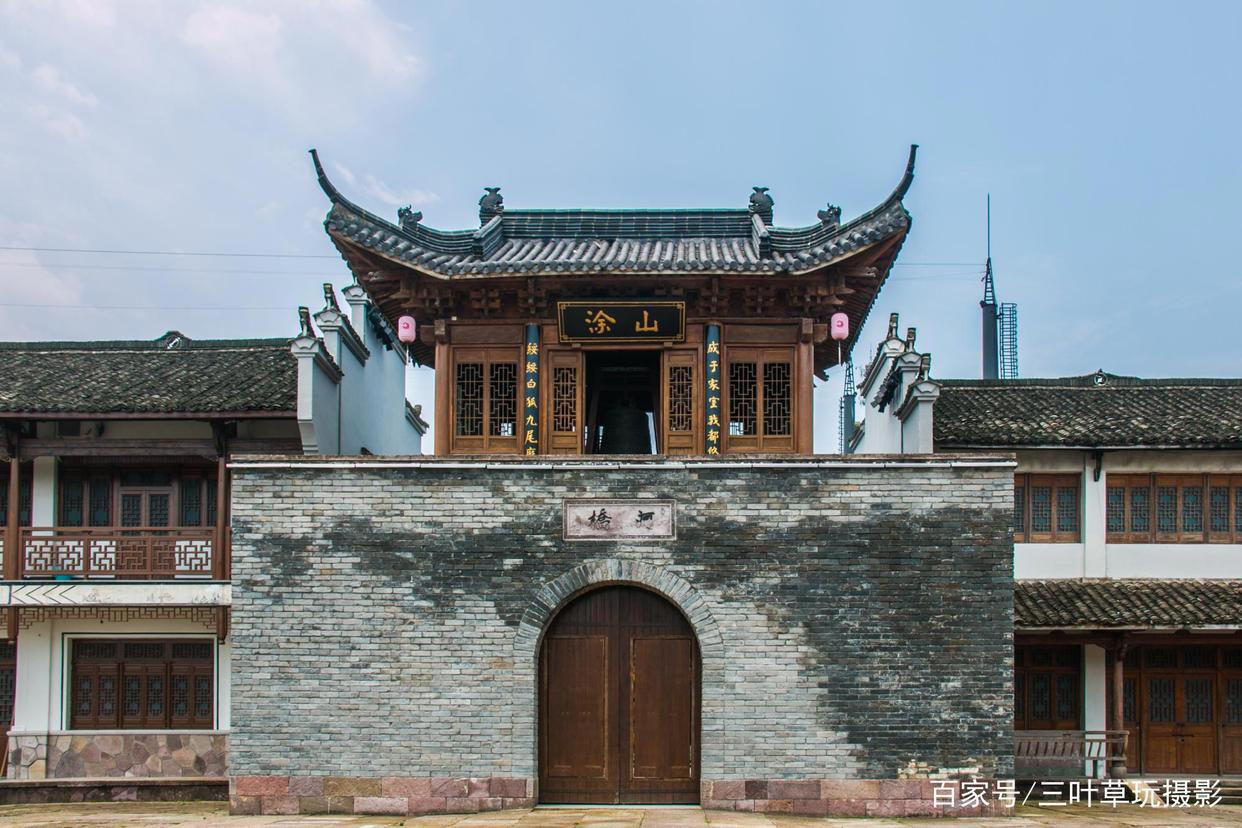 去临安河桥古镇，下车伊始就看到了《狐妖小红娘》的涂山城