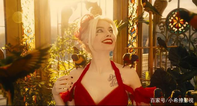 DC《自杀小队2》中，哈莉·奎茵右脸上标志性的文身，为何消失了？