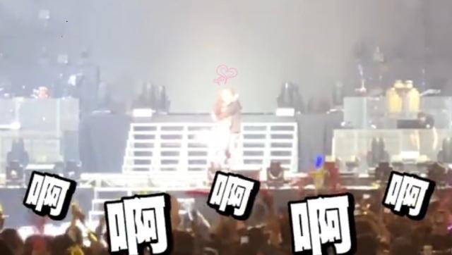 莫文蔚演唱会，与德国老公台上罕见秀恩爱，粉丝不走甘愿罚款！