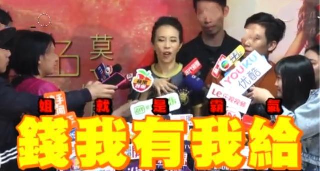 莫文蔚演唱会，与德国老公台上罕见秀恩爱，粉丝不走甘愿罚款！